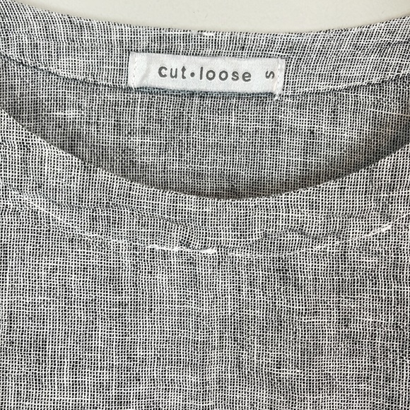 Sold*. Cut loose Linen blend top black and white - Picture 3 of 5